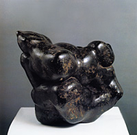 Gebärende, 1964, Serpentin, 42 cm